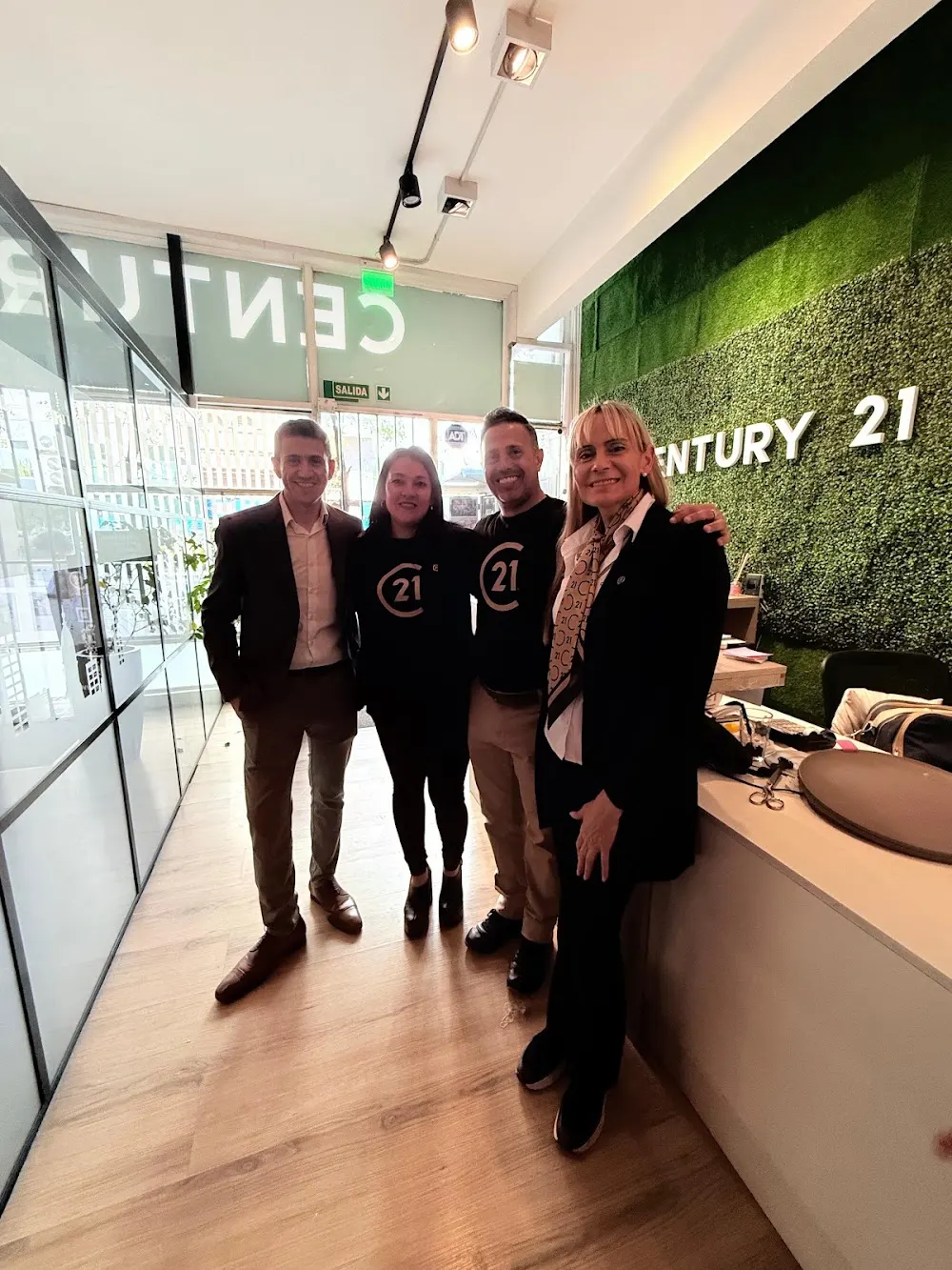 Parte del equipo de Century 21 Iribarren en la oficina de Alta Córdoba